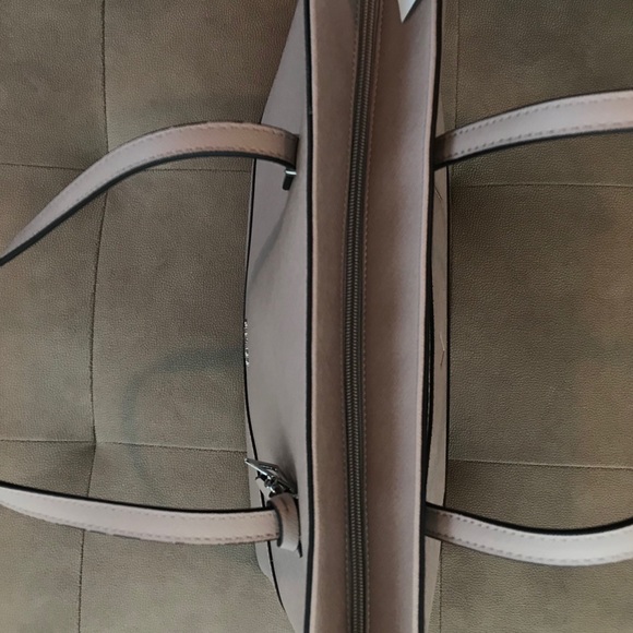 ♓️🅿️ NWT Guess large tote in taupe color - Picture 6 of 15